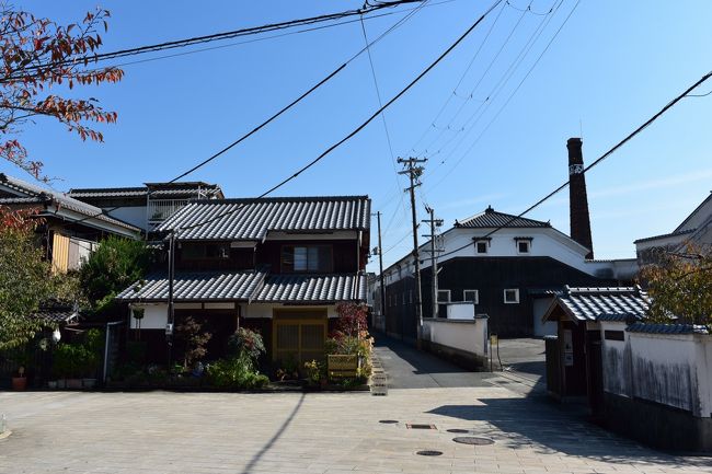 別の醤油醸造場のレンガ煙突が見えています。