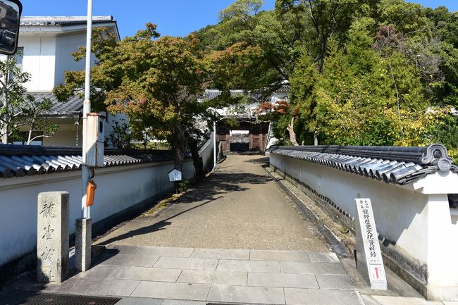 三木露風の生家の向かいにある坂道を上ると、龍野城の大手門にあたる「埋め門」がそびえています。