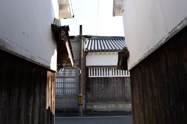 路地から見た光景です。<br /><br />この路地もヒガシマル醤油の敷地の一環です。