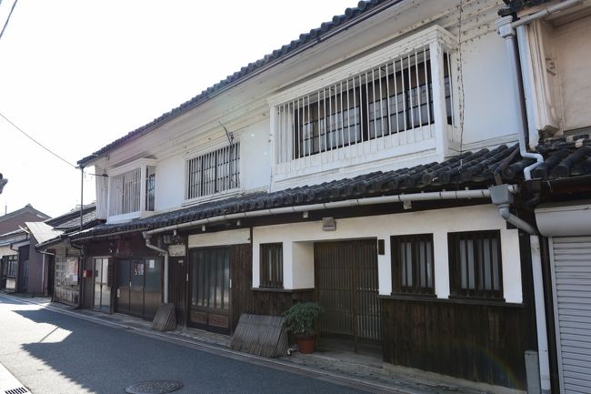 犬矢来をしつらえた町家。