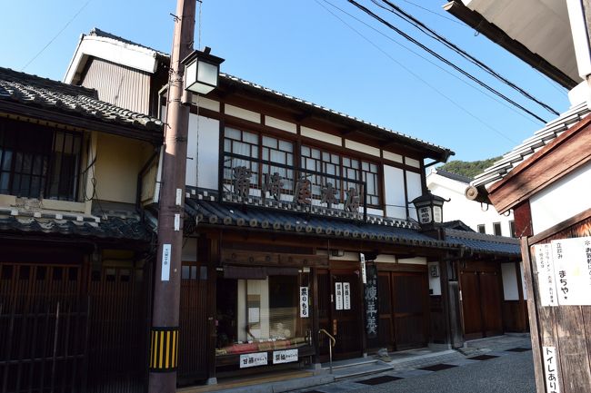 かつてのガス灯を掲げているのは練羊羹のお店です。