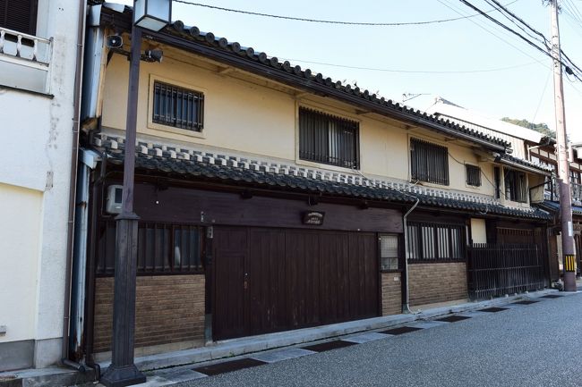 浅黄色で外壁を仕上げておられる町家です。