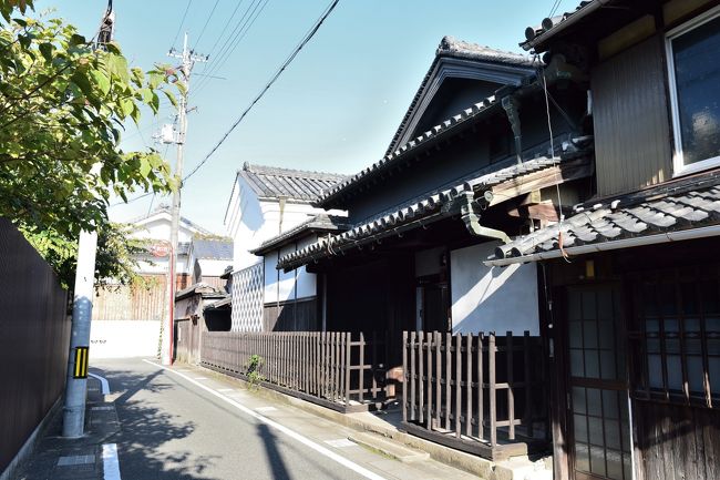 駒寄がめぐらされています。