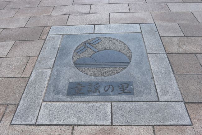 道路に埋められた「童謡の里」のレリーフ。<br /><br />もちろん赤とんぼがモチーフになっています。