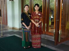 ＝＝＝番外編＝＝＝
以前、2004年4月(雨季）に訪れた時は、ニッコー・ロイヤルレイク・ヤンゴンに宿泊しました。
当時、ミャンマー国内でアメリカ系のクレジットカードが使用できなかった中で、
JCBカードが使えるホテルは、大変貴重でした。

当初、ヤンゴンからバガンに移動して観光する予定でしたが、
国内線のトラブルでヤンゴンに足止め、という計画変更を余儀なくされました。
（ツアーでも手配旅行でもない個人旅行だったので）クレジットカードが
使えないのは大打撃。）
