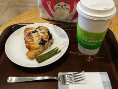 お昼は広島駅のスタバで、ラテとベリーのスコーン（プラス試食の抹茶ケーキ）を。

ゆっくりしたかったのでグランデサイズを頼んだにも関わらず、乗換案内をよく見たらもう全然時間が無いことに気づき、慌てて残りを一気に飲み干してJRの乗り場へ移動。

広電に乗るつもりだったのですが、全然間に合わないので翌日にします。