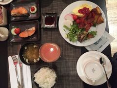 今日も盛りだくさんの予定
「私たちにとっては」ですが。。。
キタノ　ホテルは　朝食に日本食がいただけます
お味噌汁と焼き魚はバイキングには並んでいませんが
ボーイさんに　頼めばもってきてくれます
今朝の焼き魚は鮭　昨日は塩サバでした
朝からしっかり食べます！
