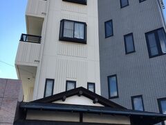 帰りは三島を通って鰻を食べることに。
うな繁さんへ。
お昼時でしたが、10分ほどの待ち時間で入れました。