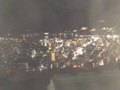 長崎は稲佐山からの夜景が有名ですが、泊まったホテルにも展望台があり夜景をみることが出来ました。
