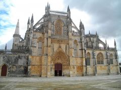 バターリャで有名なのは、修道院。ゴシック建築を基調とするマヌエル様式が美しい外観。マヌエル洋式は、大航海時代を象徴するように、ロープなどの船のパーツをモチーフにしたデザインが多用されている。