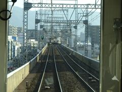 布施駅からは複線。
近鉄奈良線も、だいぶご無沙汰している間に、生駒山麓のあたりまでは全線高架になった。
以前はずっと地上を走り、各駅は商店街に囲まれた賑やかなところ、という印象がとても強かった。