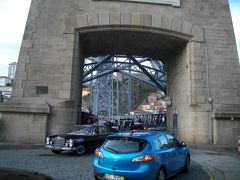 ドン・ルイス1世橋の下側は車道になっているが、とにかく幅が狭い。ここをバスも通るので、車はギリギリを行き交うことになる。