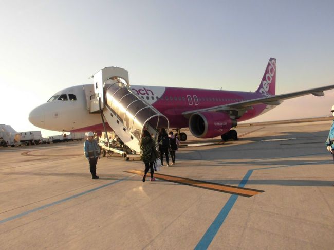 徒歩で飛行機に搭乗。　３時間程で台北に到着。　ほとんどの乗客は機内食の予約はしてなかった。