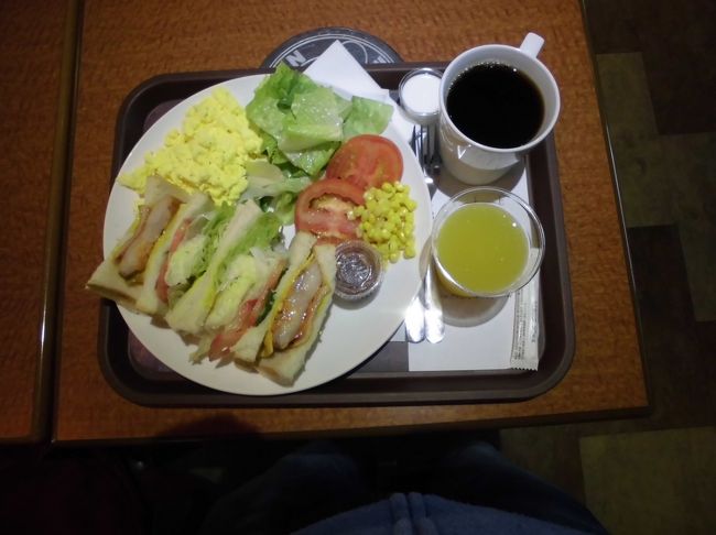 台北のホテルには食事無しで申し込んだので、朝食は道路を隔てた向かいの　　Mr.　Brown Cafeでとった。　これで180元。　悪くは無い。