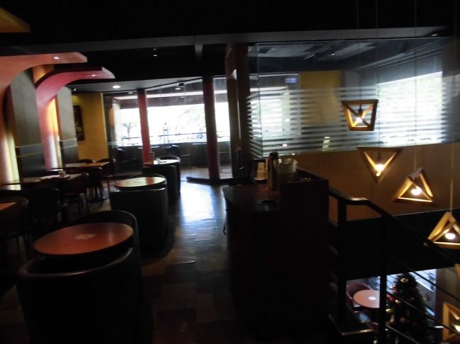 Brown Cafeの2階。　結構広い。　窓側に座れば、通りを眺められる。　これでは見えない左側にもテーブル席がある。