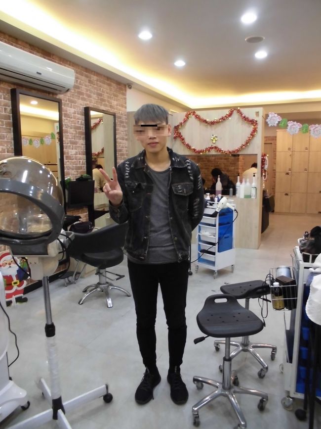 街を歩いていたら、理髪店の宣伝チラシを配っている若者がいたので、安いのでいいかと入って、カットと洗髪をしてもらった。　彼は担当したIan君。　セール中で200元だった。　通常の半額以下。　台湾では若者はいわゆるテクノカットが流行っている。