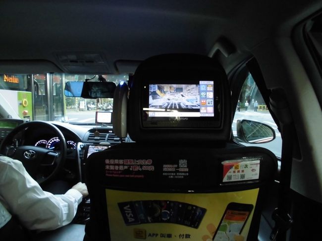 滞在時間が短いので、結構ﾀｸｼｰを利用した。　中に乗客向けにTVを見せるのもあった。