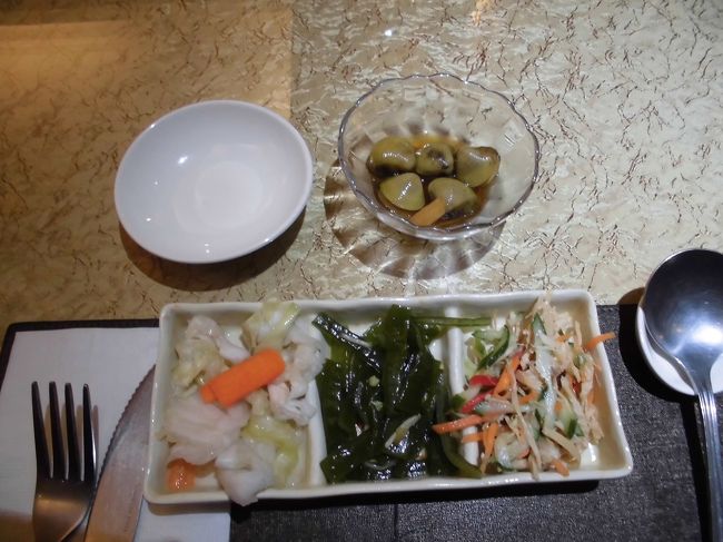 最初に先付のようなもの。　上のアサリの醤油漬けはサービス。