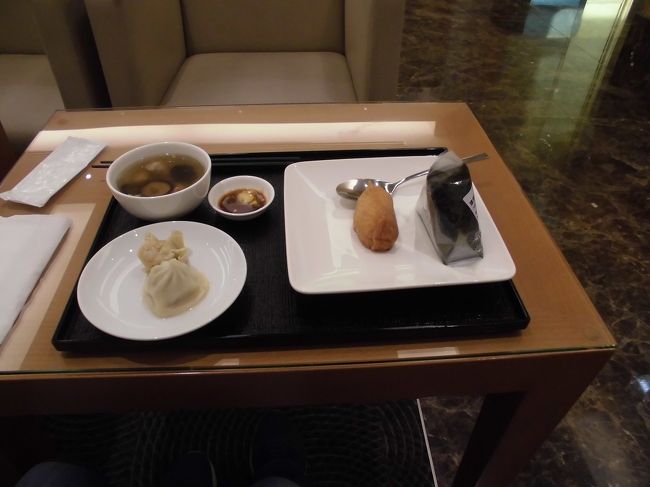 桃園空港のJALのSAKURAラウンジ。　早朝だったので、軽い朝食をとる。