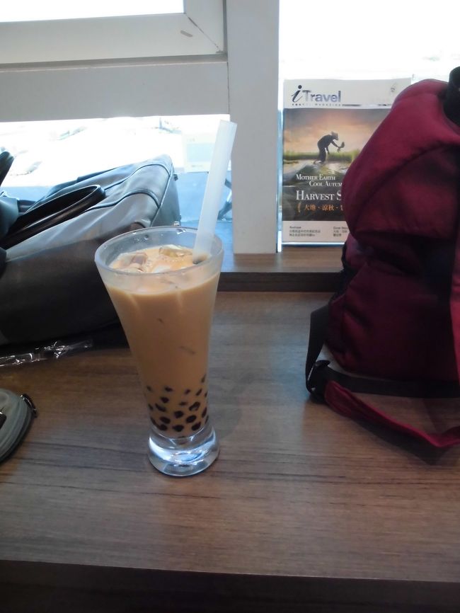 タピオカ茶をラウンジの外の店で頂く。