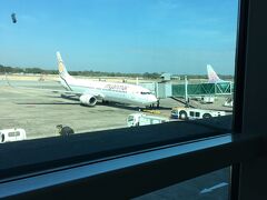 ヤンゴン空港に到着です。ミャンマー初上陸です！

空港内を移動中、ミャンマー国際航空の飛行機を見つけてパチリ。
これまで見たことがなかったので。