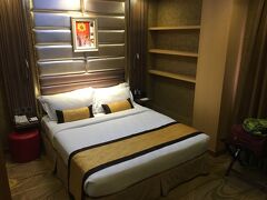 まずは、ホテルへチェックイン。
今回利用したホテルは「Best Western Chinatown Hotel」です。
部屋は広くはないですが、一人で泊まるのには十分。
いわゆる４つ星のビジネスホテル系と同等の設備です。

ただ、少々ゴールド基調なところが、若干ラグジュアリー感なのか、やかましい感なのか、よく分からない微妙な感じです（笑）