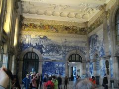 サン・ベント駅の駅舎内は歴史を描いたタイルの装飾が素晴らしい。