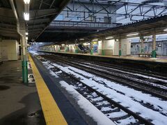 長岡駅でしばしの停車時間。
外の空気を吸いに出ます。