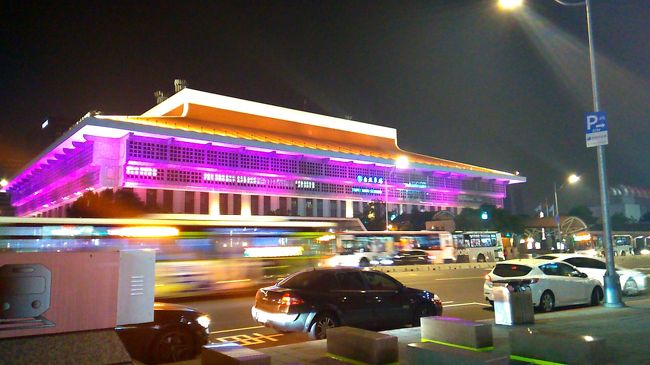台北駅のライトアップ。<br />この色のセレクト、日本ではなかなかやらないと思う。。。