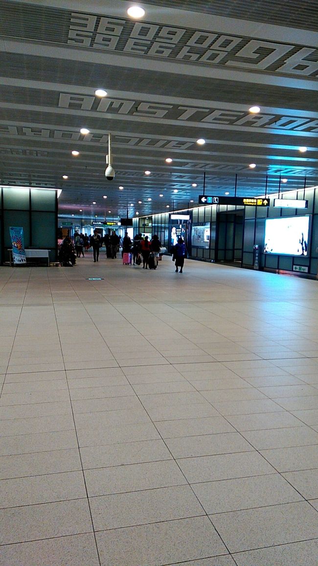 写真を見て気づきましたが、天井に何か書いてありますね。<br />空港MRT駅から、チェックインカウンターまでは5分ほど歩きます。<br />