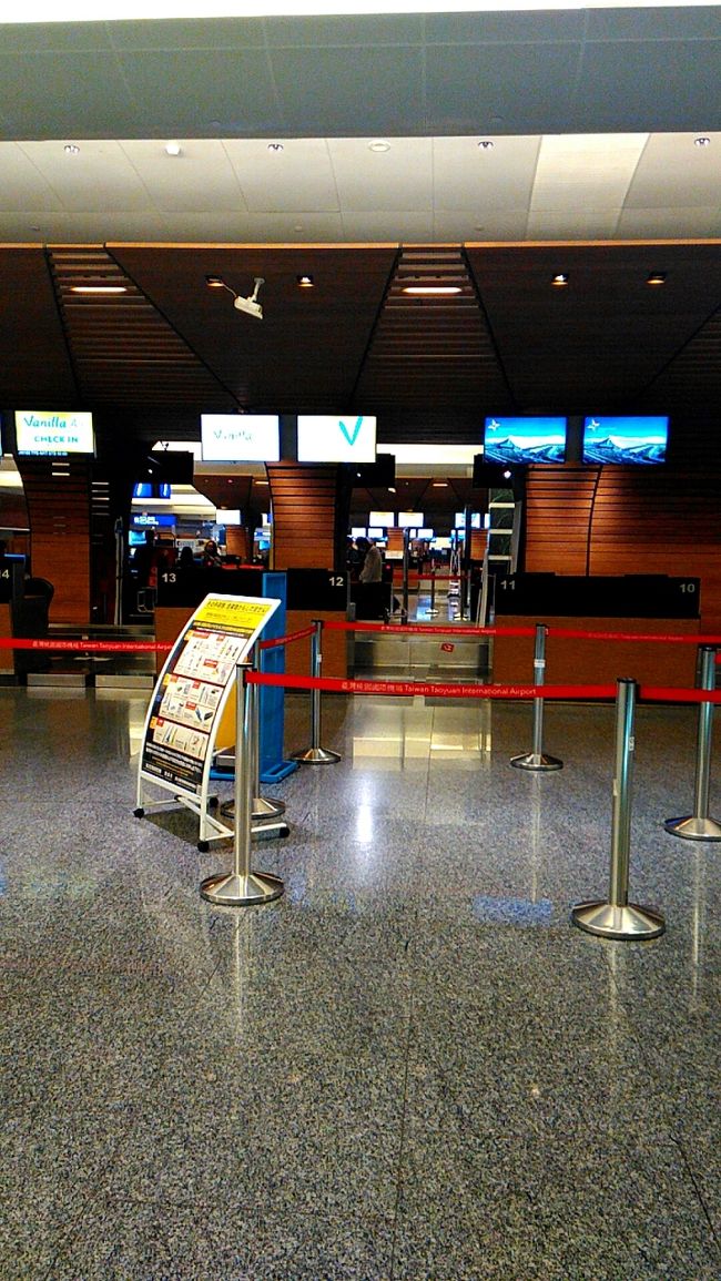 飛行機の時間は午前2時。<br />チェックインは2時間前の0時から。<br />空港内のお店は23時でほぼ全てが閉店していましたので、<br />特に行くところがなく、チェックイン30分前から並んで待っていました。