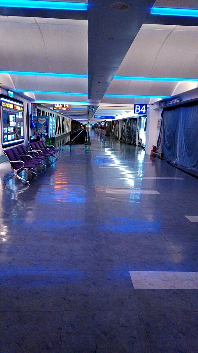 チェックインに並んだのは2番目だったから、歩く時もほぼ先頭(笑)<br />誰もいないので、このまま進んでいいのか不安になりました。