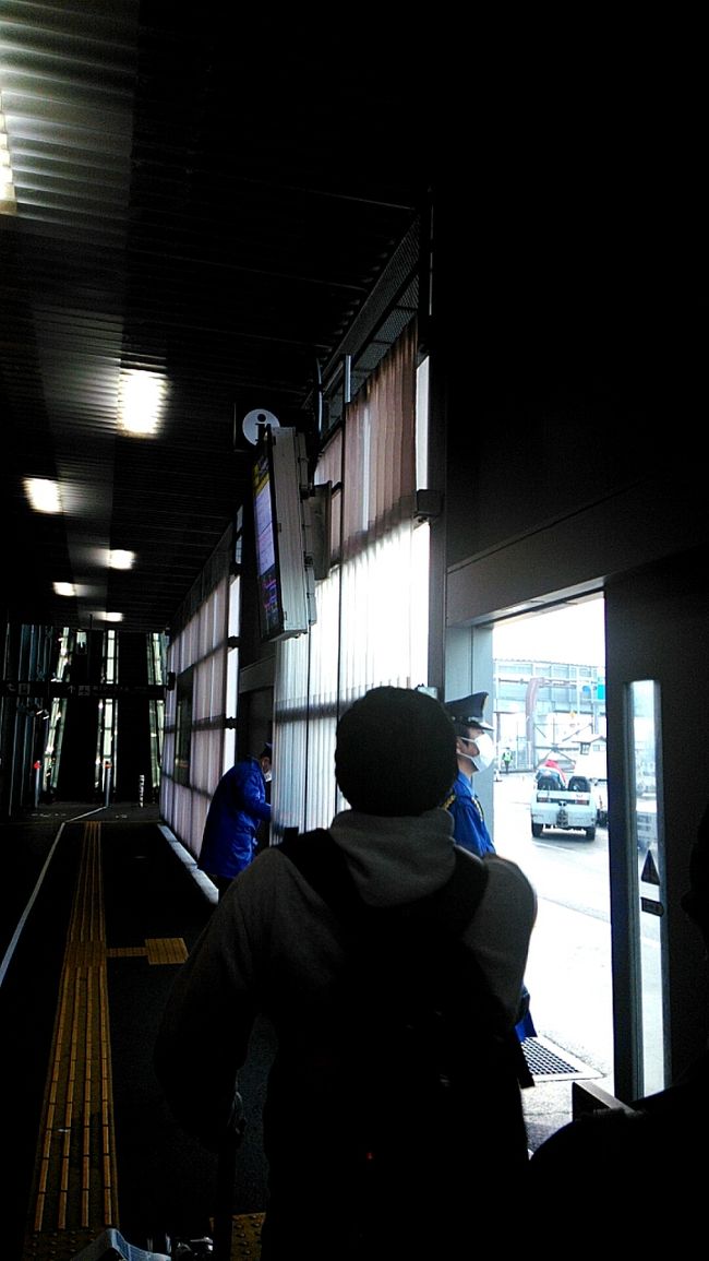 朝6時過ぎ、成田空港着。<br />帰りはシャトルバスに乗って、第2ターミナルまで行きました。<br /><br />早朝だったため、第2ビルからの電車が少なくて電車に乗るまで30分くらい待ちました。想定外・・・<br />深夜便発、早朝帰国は会社を休まずに充実した休みを過ごせていいですが<br />LCC利用は、空港での移動時間が多くかかるのが残念。<br />ANAの台北便でこういった時間の便があるといいのにな～<br /><br />