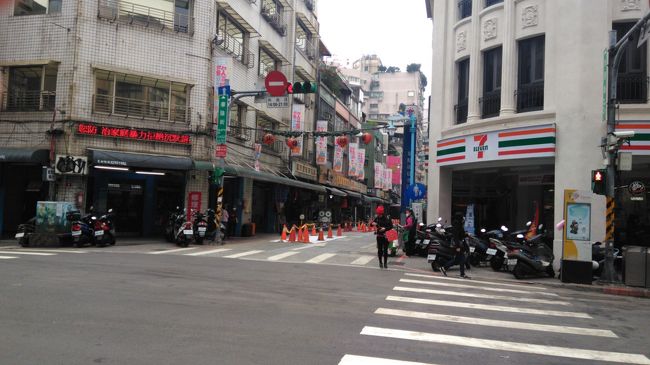 帰りの荷物が多くなったので、安いキャリーケースを買おうとネットで検索したところ、台北駅から近い華陰街が良いとのことで探しに行きましたが<br />思ったほどではなかったので、何も買わずに終わりました。<br /><br />その後、台北駅の地下街で100元のバッグを見つけて購入。<br />とりあえず今回はコレでしのぐことに。