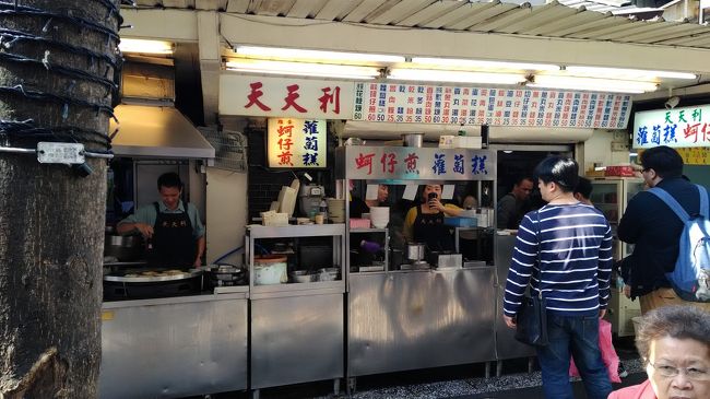 身軽になり、西門へ。<br />会社の先輩おすすめの魯肉飯のお店「天天利」へ。<br />同じようなお店が一列並んでいますが、ここだけ行列でした。
