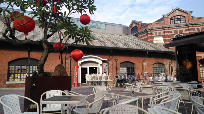 今まで西門町には何度も来ていたけど、初めて西門紅楼に行きました。<br />変わった雑貨などのお店があり、写真NGのお店もありました。<br />外には飲食ができるスペースがあったので、一休み。