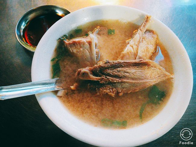 続いて違うお店です。。。<br />本当は水餃子のお店（屋台）に入ったつもりですが、境目が微妙であら汁のお店に入ってしまいました(;^ω^)<br />お魚のあらが味噌汁に入っている感じで、少し涼しくなった夜に食べたため<br />ほっこりと温まり、おいしかったです。80元。