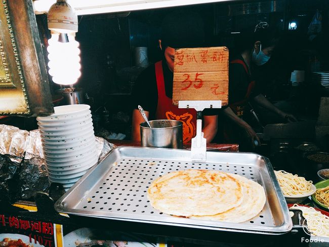 台北に来ると必ず食べる「葱抓餅」<br />これも欠かせないので、1枚買って歩きながらいただくことに。