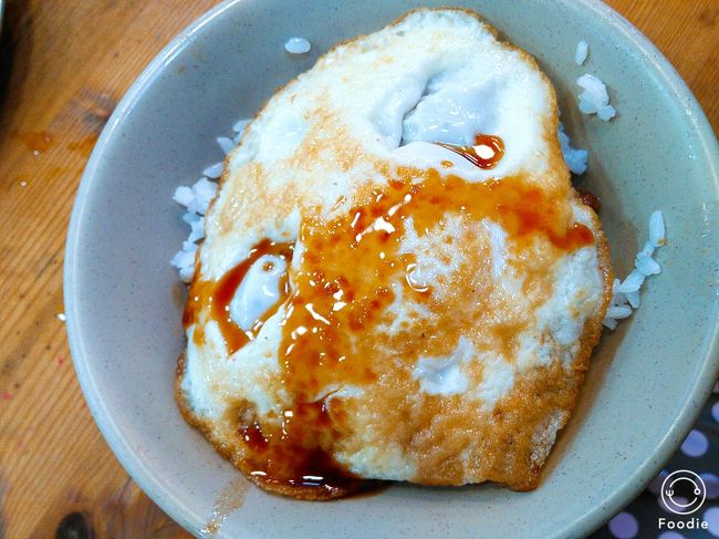 10分ほど並んで店内に入れ、座って2分ほどでお目当ての魯肉飯が。<br />