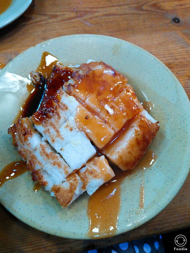 続いて大根餅。2枚で50元。<br />外はパリパリ、もっちりしておいしい～<br />結構、おなか一杯になりました。