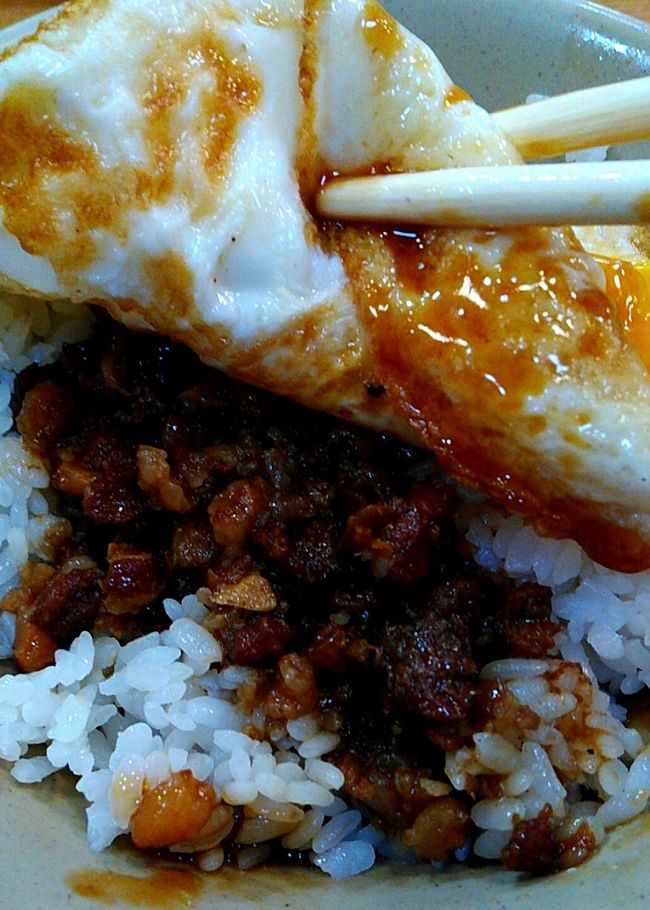 玉子をめくるとしっかりと味が付いたお肉が～<br />味が濃い目なので、玉子アリにして正解でした。<br />個人的には玉子を乗せて食べるのは好きではないのですが、<br />ココの魯肉飯は玉子乗せがおススメです。