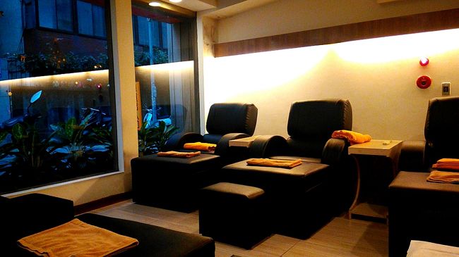 台湾に来たら、足裏マッサージは必須！<br />しかしただ痛いだけのマッサージは嫌なので、前回行ってよかったお店の支店へ。<br />（前回行った場所はちょっと離れていたので）<br />1時間990元。足裏は平気だったけど、ふくらはぎが痛かった～