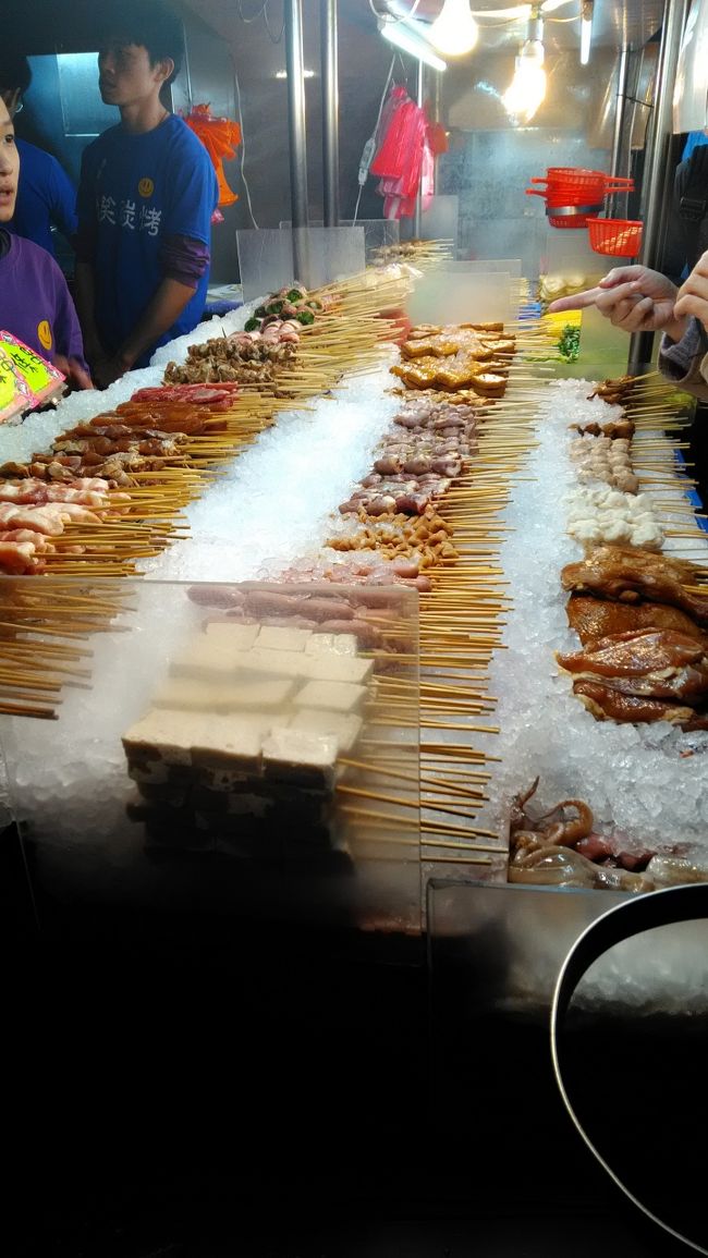 好きなものを選んで焼いてもらう串焼屋さん。惹かれる・・・けどまずは目当てのものを食べるまで我慢。