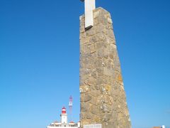 オビドスから2時間ほどで、ユーラシア大陸最西端のロカ岬へ。
海をのぞむ高台。天気は良いが、風が強い。