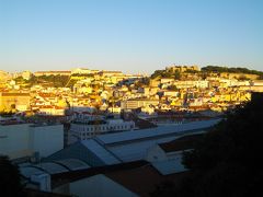 ロカ岬から1時間余りでリスボンへ。
サン・ペドロ・デ・アルカンタラ展望台から、リスボンの街並みを見る。夕暮れ時なので、西日を浴びて美しい。遠くにサンジョルジュ城を見ることができる。