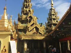 やがてスーレーパゴダに到着しました。
入ってみました。