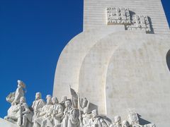 ベレンの塔のそばに、発見のモニュメント。1960年に建てられたものだが、白く輝く。先頭にエンリケ王子、ヴァスコ・ダ・ガマなど大航海時代を代表する人々が彫られている。