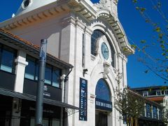 リベイラ市場へ。中は、市場と巨大フードコートとがある。