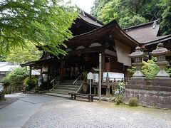 １２番札所の岩間寺は山道の先にある。
しかし境内はそれほど広くは無かった。