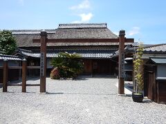 午後に訪れたのは甲賀流忍術屋敷。
もともとは忍者の屋敷で、外見からは想像のつかない仕掛けが数多く納められている。
ガイドさんの説明付き。